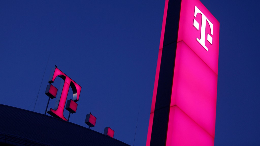 Das rosa erleuchtete Logo auf dem Dach der Telekom Unternehmenszentrale