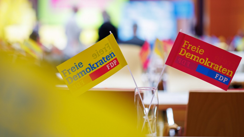 Zwei Fähnchen mit dem FDP-Logo stehen auf einem Tisch