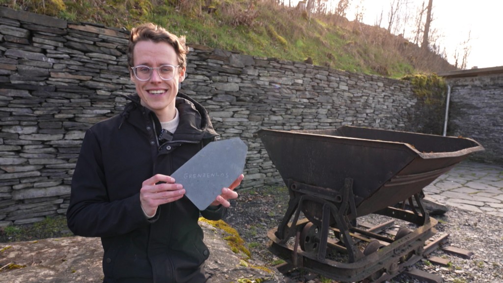 Foto: Reporter David Differdange mit einem Schieferstein