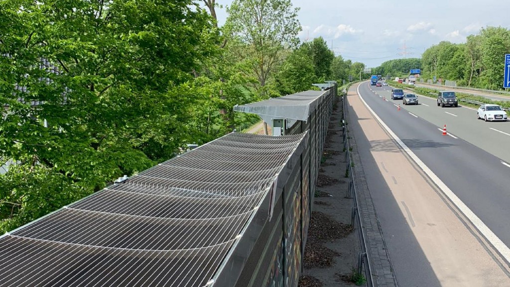 Diffraktor auf der Wand im Bereich der Autobahn zur Lärmminderung