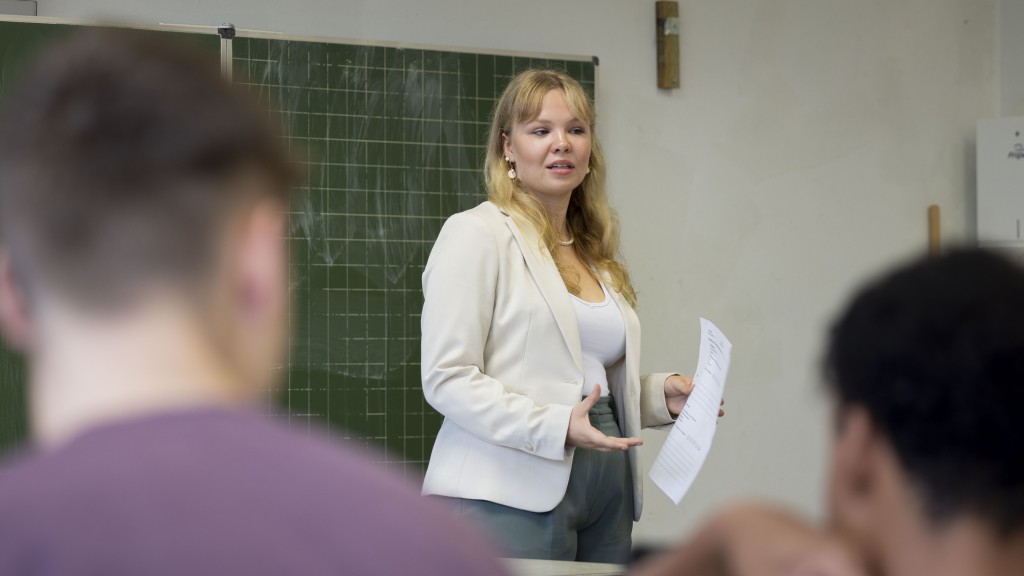 Eine Lehrerin vor einer Klasse