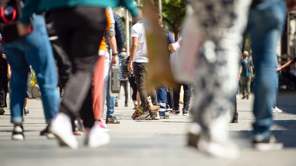 Menschen in einer Fußgängerzone