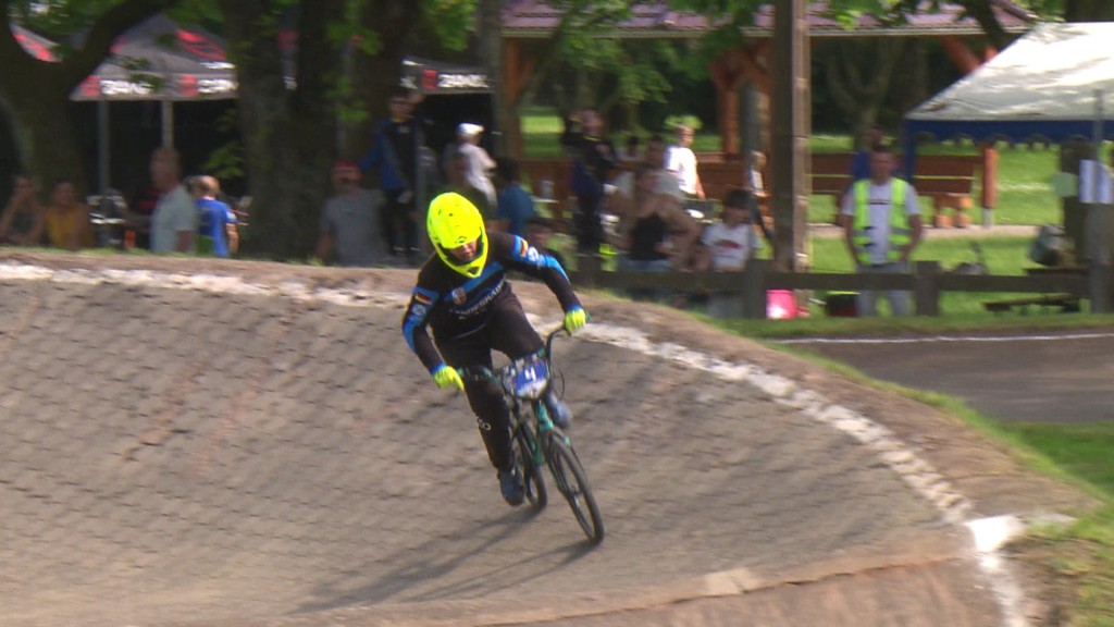 Foto: BMX-Fahrer auf der Rennstrecke