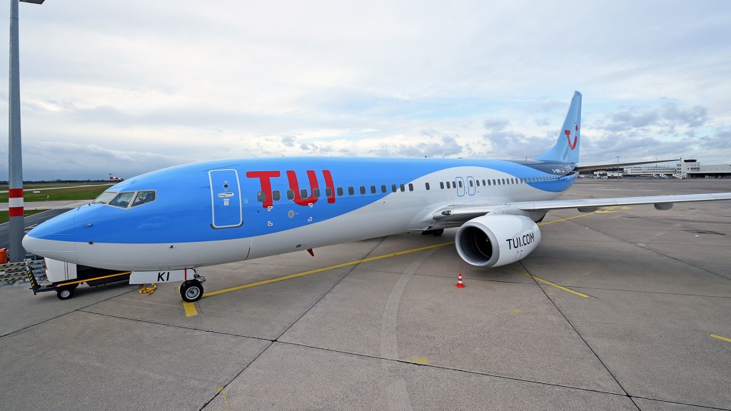 Eine Boeing 737-800 von Tuifly auf dem Vorfeld 