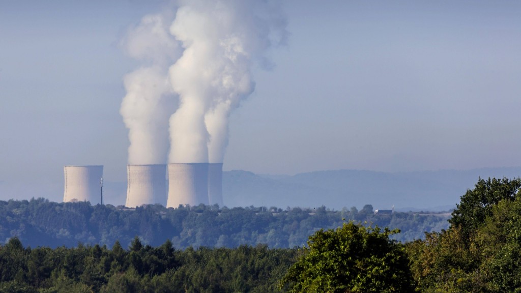 Die Kühltürme des Atomkraftwerks Cattenom aus der Ferne