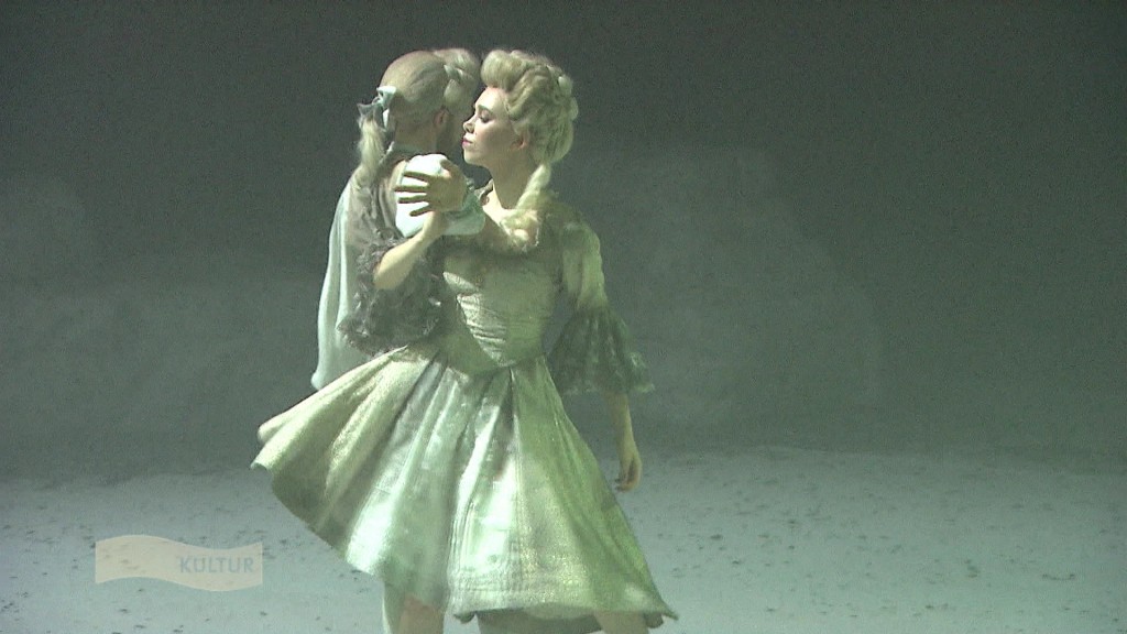 Foto: Zwei Tänzer in Kostüm auf Bühne