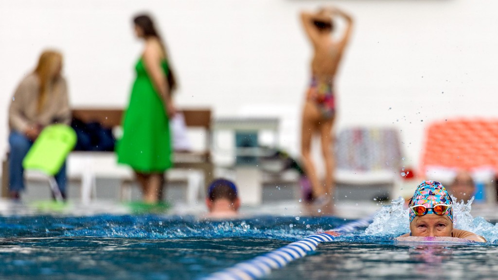 Foto: Eine Schwimmerin zieht im Freibad ihre Bahnen