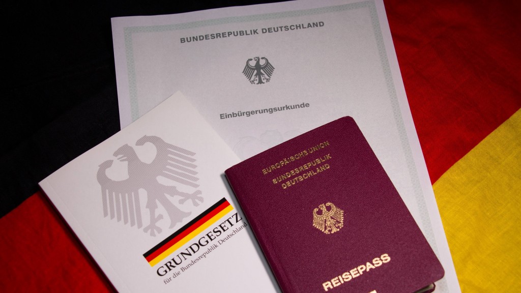 Foto: Grundgesetz und ein Deutscher Pass liegen auf einer Einbürgerungsurkunde.