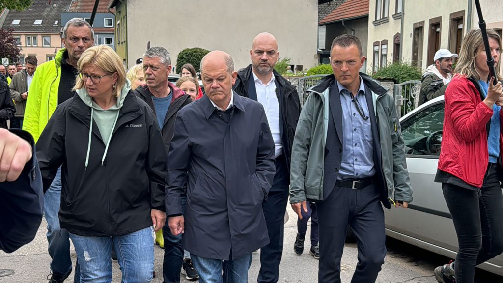 Foto: Olaf Scholz und Anke Rehlinger im Hochwassergebiet