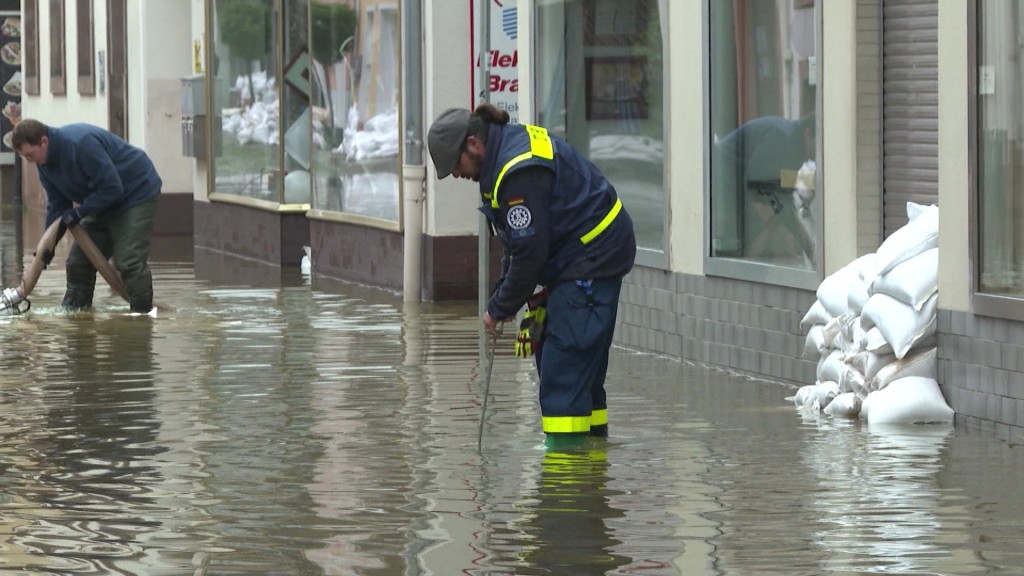 Foto: Feuerwehr und THW arbeiten gegen das Hochwasser in Blieskastel