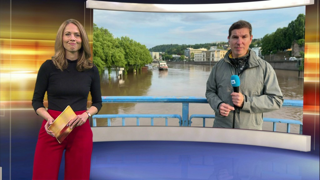 Foto: Julia Lehmann im Studio in einer Live-Schalte mit Florian Possinger