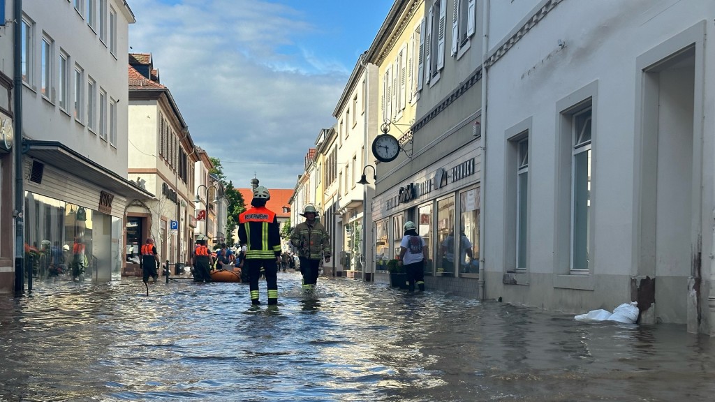 In der Innenstadt von Blieskastel drückt sich das Wasser inzwischen durch die Kanalisation. 