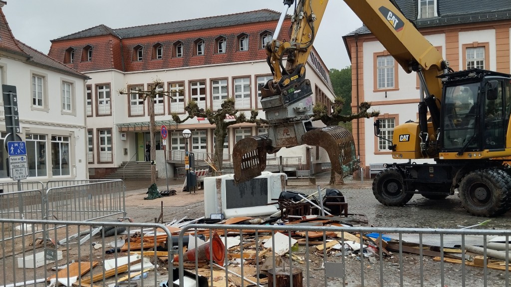 Entsorgung des Sperrmülls nach dem Hochwasser in Blieskastel