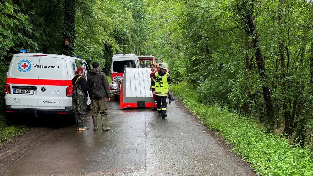 Rettungskräfte an der Nied, als ein Kanu im Hochwasser und starker Strömung kenterte