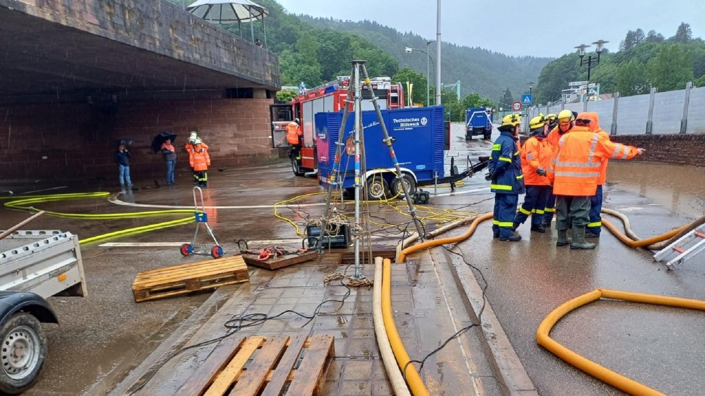 Einsatz der Feuerwehr und des THW am Kreisel in Mettlach nach dem Hochwasser