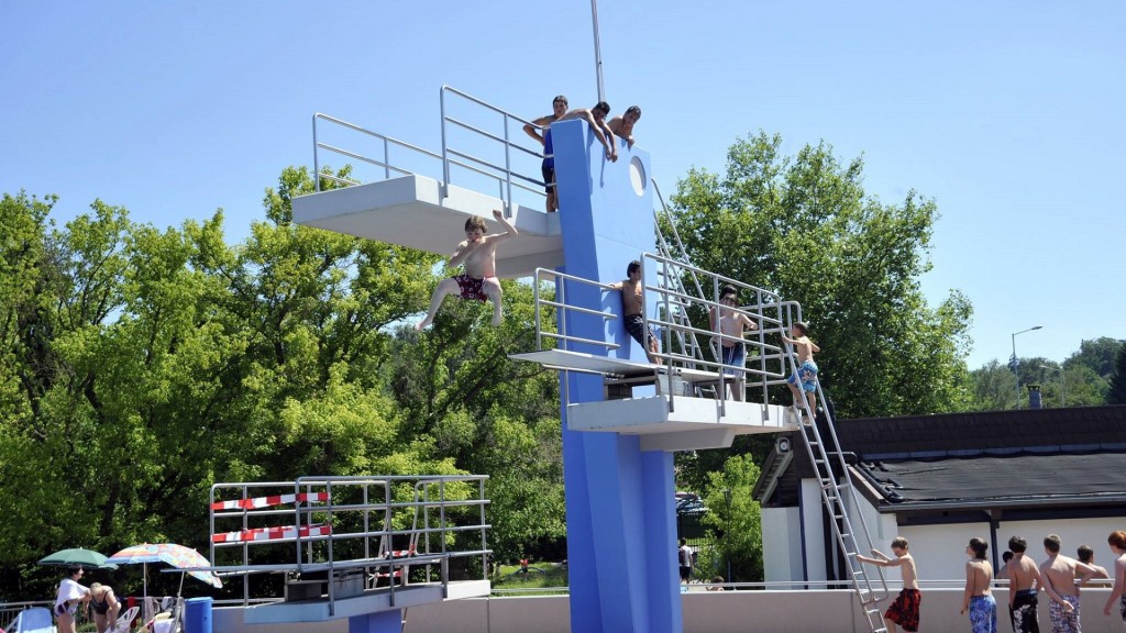Sprungturm im Schwimmbad 