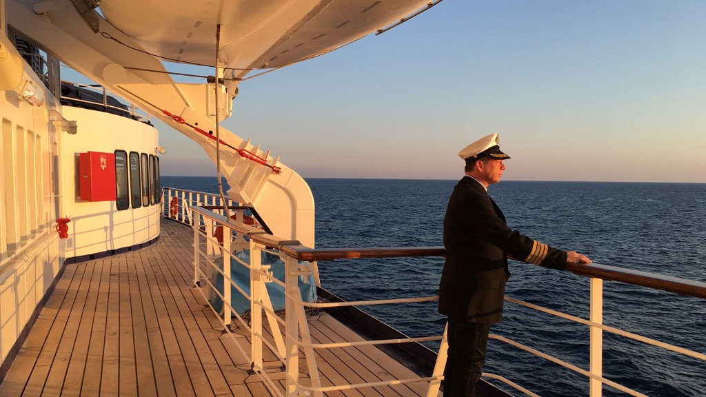 Eberhard Schilling als Käpt'n Hardy an Bord eines Schiffes