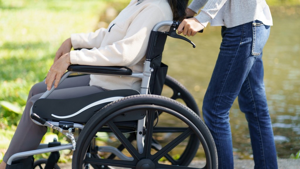 Eine behinderte Frau wird in ihrem Rollstuhl gefahren