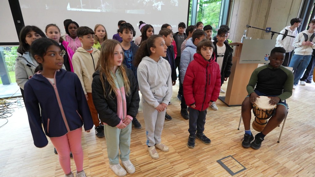 Foto: Kinder singen und trommeln