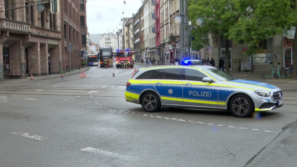 Rettungskräfte sichern die Unfallstelle in der Dudweilerstraße.