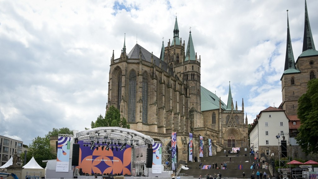 Am Fuße des Erfurter Doms steht eine große Bühne. Die Aufbauarbeiten für den Katholikentag in der Innenstadt von Erfurt sind in vollem Gange.