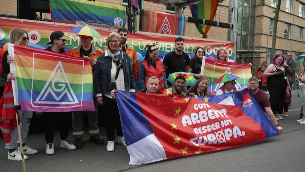 Foto: Demonstranten halten bunte Banner