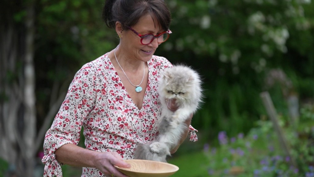 Foto: Rosemary Hagenstein mit einer Katze auf dem Arm