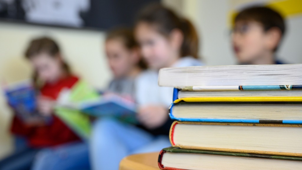 Foto: Kinder lesen in einer Grundschule. 
