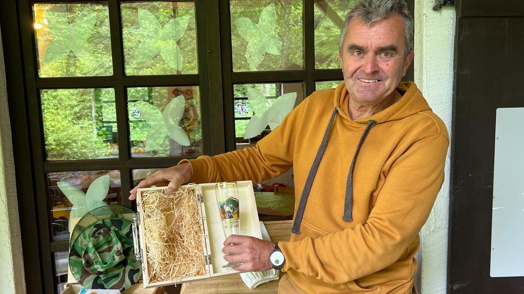 Albrecht Trenz mit dem von Konrad Kujau gezeichneten Bierglas