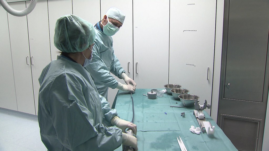 Foto: Arzt und Ärztin während einer Operation