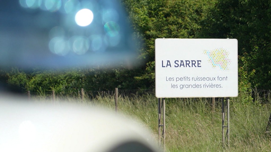 Foto: Saarland Schild mit Polizeiwagen