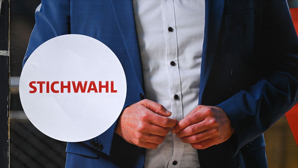 „Stichwahlen“ steht auf einem Wahlplakat