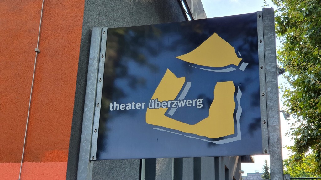 Das Erkennungsschild des Theaters Überzwerg in Saarbrücken