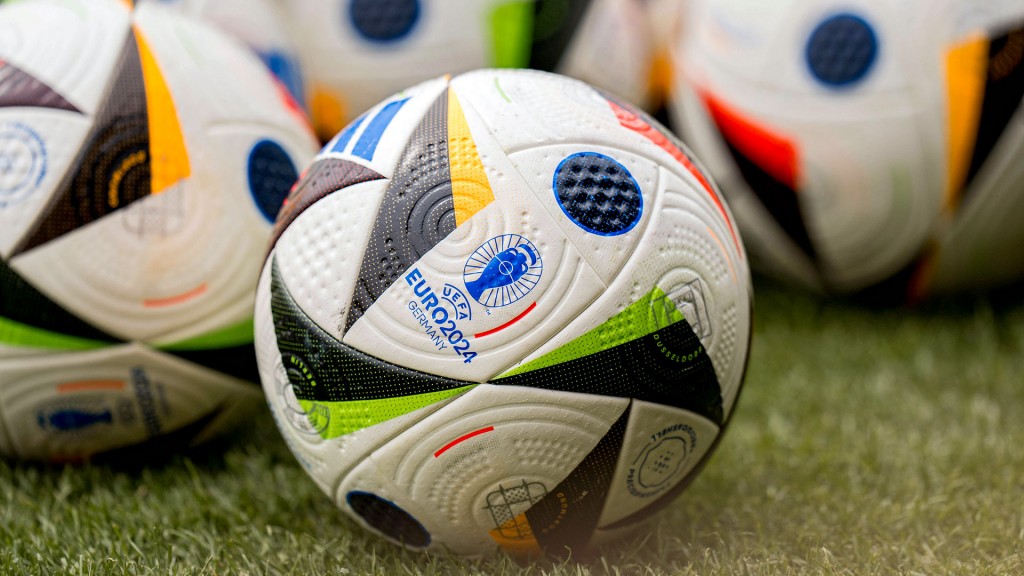 Spielbälle der Fußball-Europameisterschaft 2024 liegen auf dem Rasen