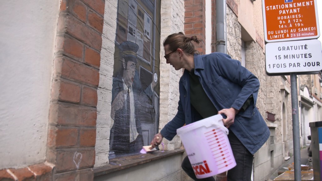 Foto: Streetart-Künstler „Levalet“ bei der Arbeit