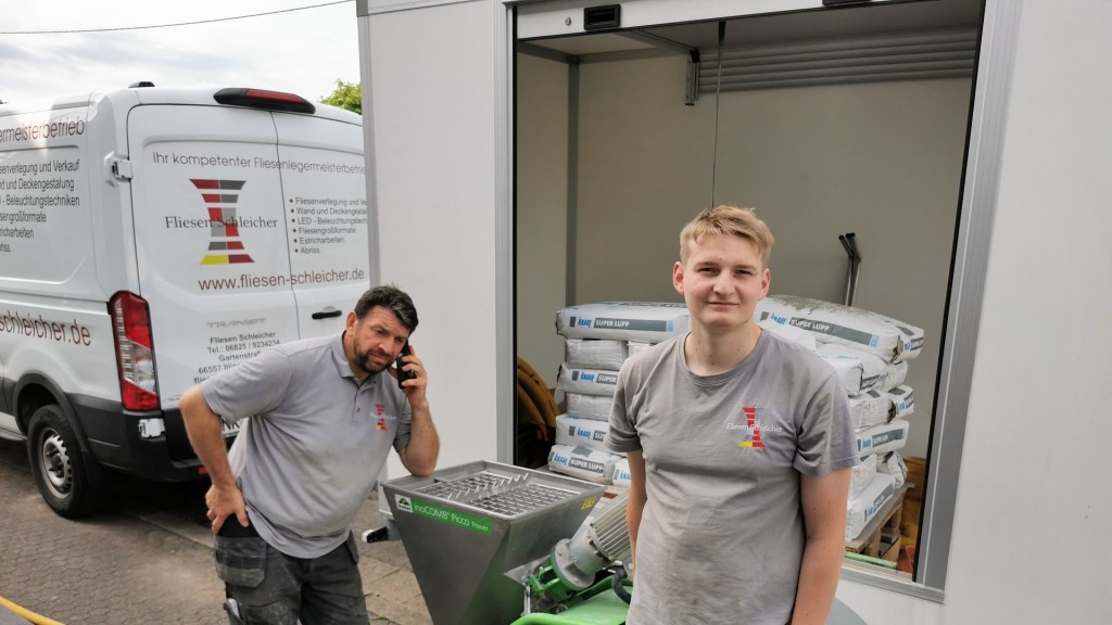 Niko Schleicher und Vater Willi bei der Arbeit
