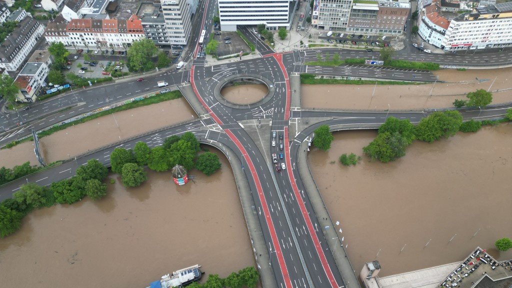 Hochwasser: Luftaufnahme von der Stadtautobahn in Saarbrücken, die weiterhin unter Wasser ist.