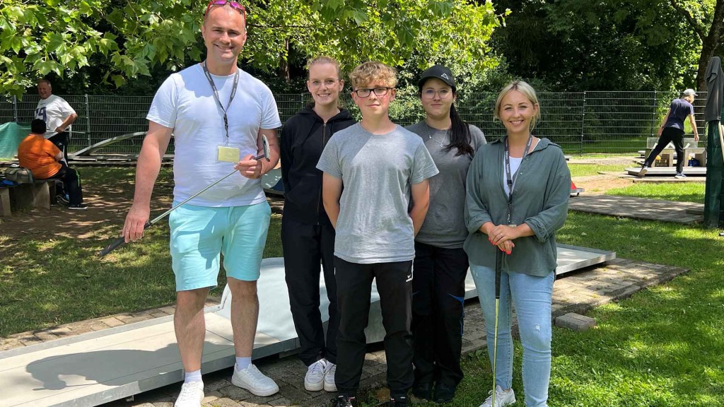 Minigolfspielerinnen Lilly und Chiara und Minigolfspieler Sky mit Maren Dinkela und Frank Falkenauer