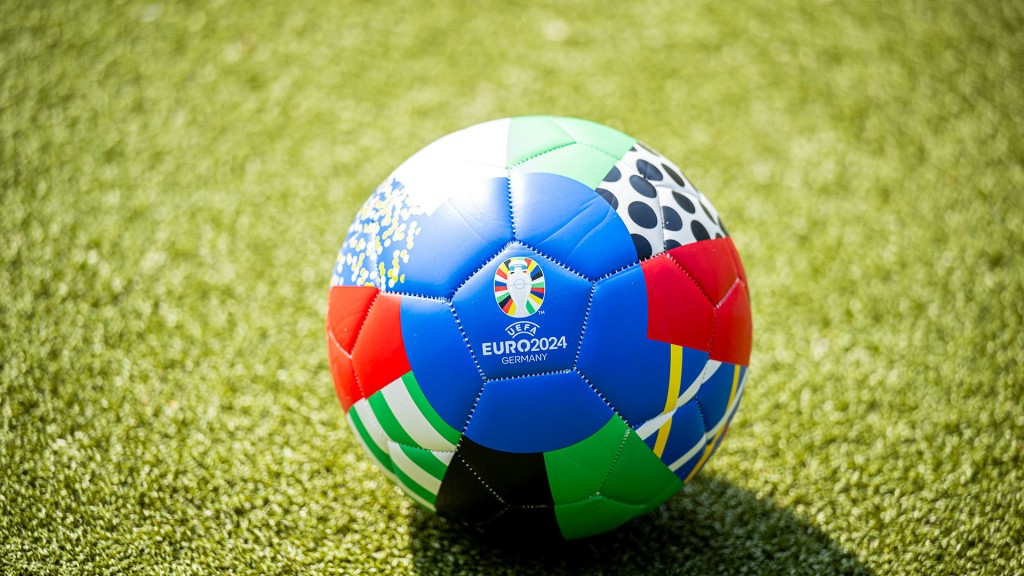 Ein Fußball mit dem Logo der UEFA EURO 2024 liegt auf einem Kunstrasenplatz