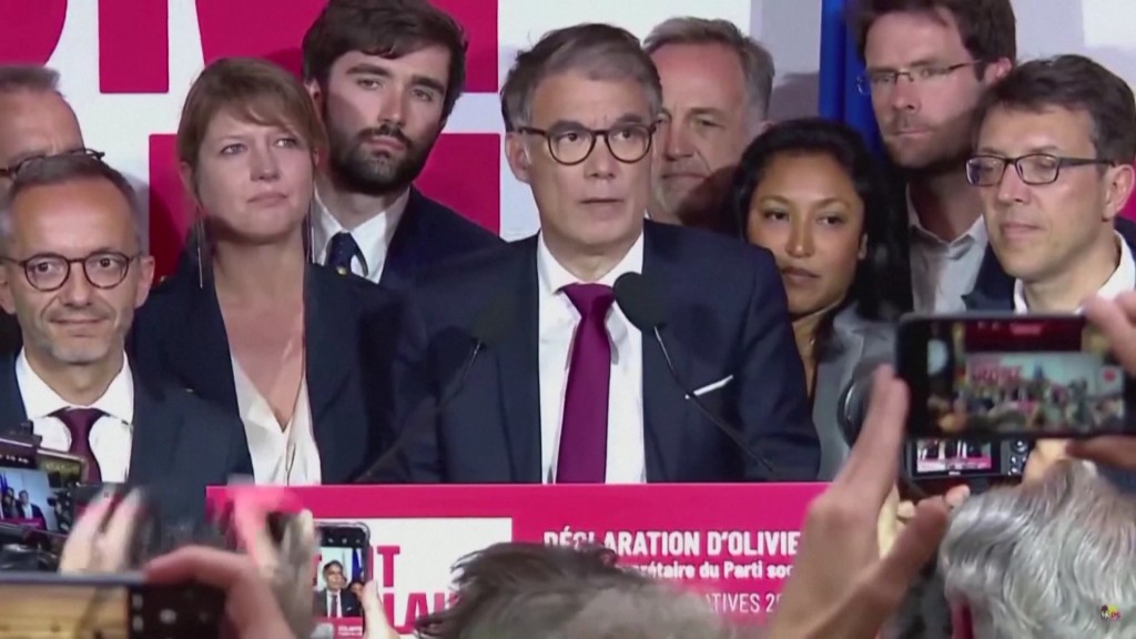 Foto: Mitglieder der Nouveau Front populaire am Rednerpult