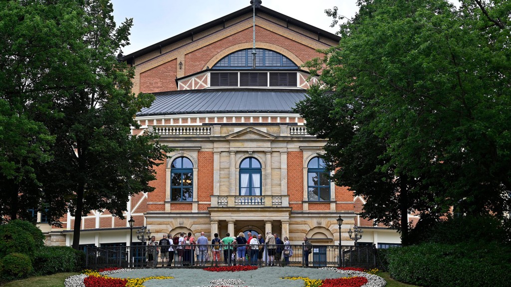 Das Festspielhaus Bayreuth am Grünen Hügel