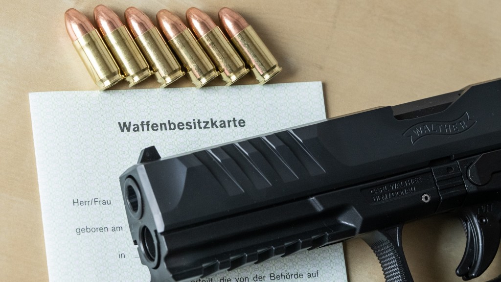 Eine Waffe, Patronen und eine Waffenbesitzkarte liegen auf einem Tisch.
