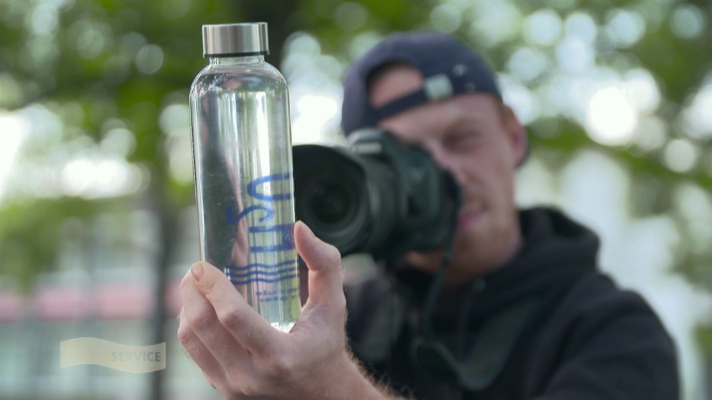 Foto: Wasserflasche vor Kamera 