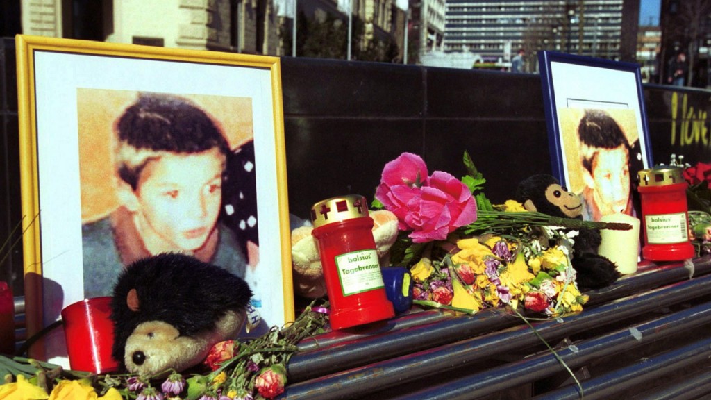 Zum Gedenken an den ermordeten Pascal haben Passanten Bilder, Kerzen und Blumen in der Reichsstraße in Saarbrücken niedergeleg