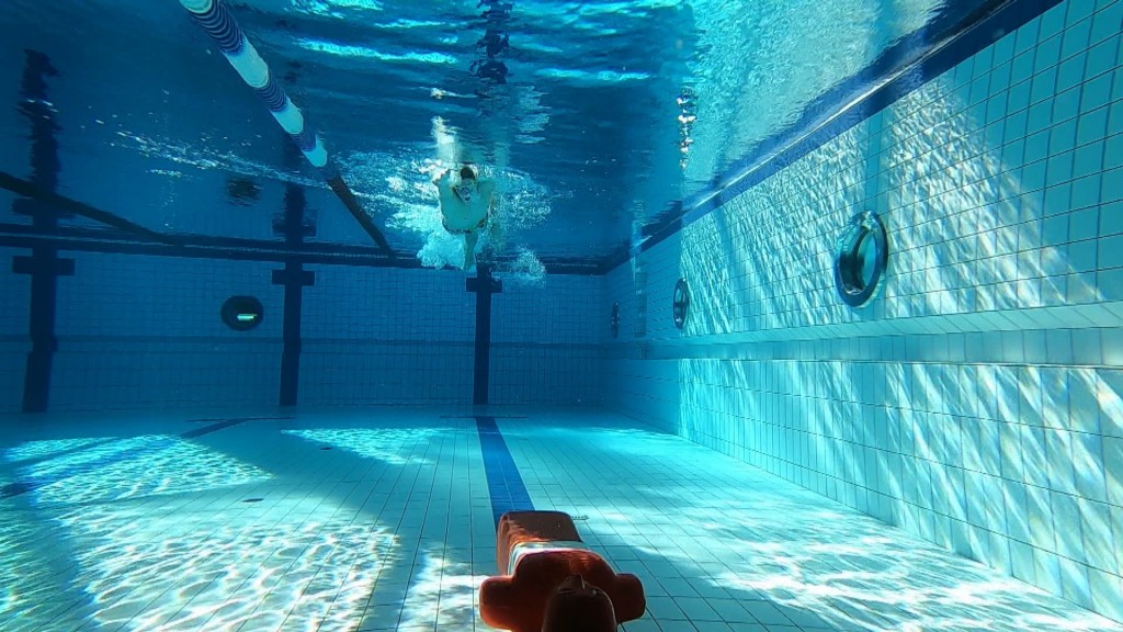 Foto: Schwimmer und Puppe im Becken bei der Rettungsschwimmen WM in Australien