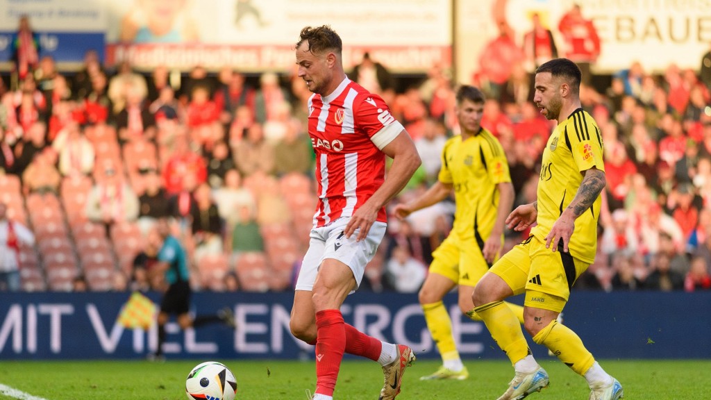 Foto: Cottbus-Spieler Timmy Thiele glänzt im Spiel gegen den 1. FC Saarbrücken. 
