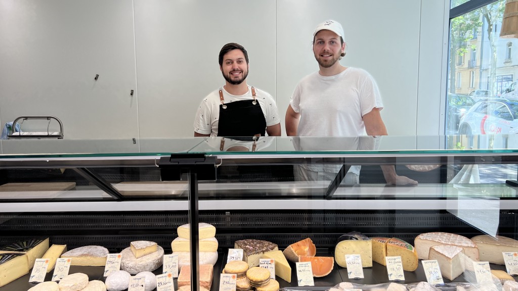 Foto: Pierrick Feyte und Bastien Carulla hinter der Käsetheke