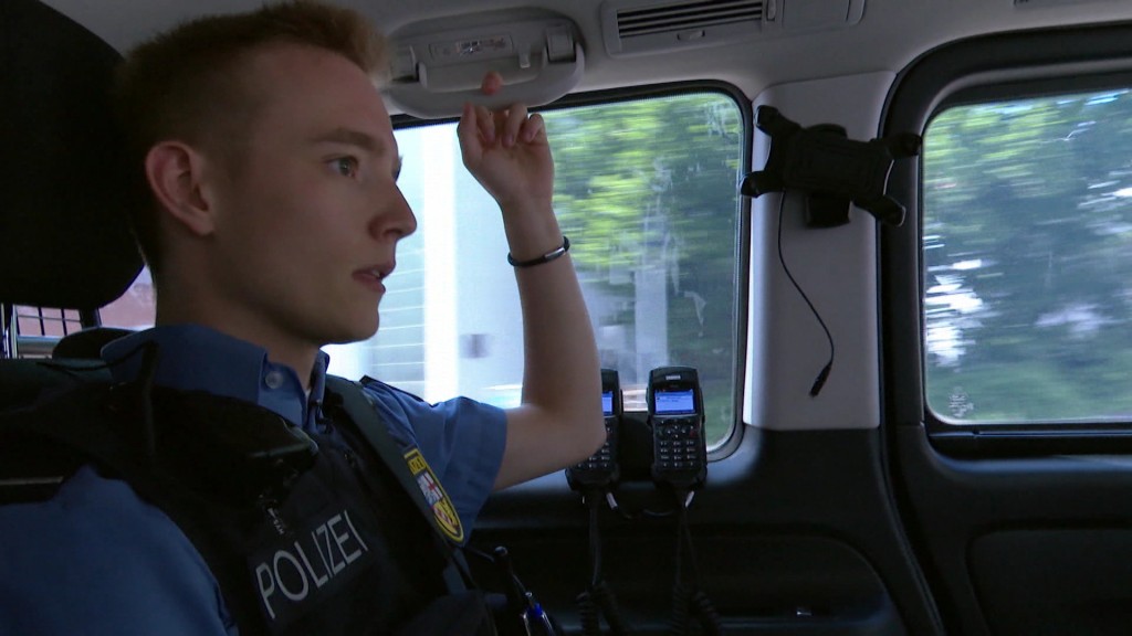 Foto: Auszubildender im Polizeibus