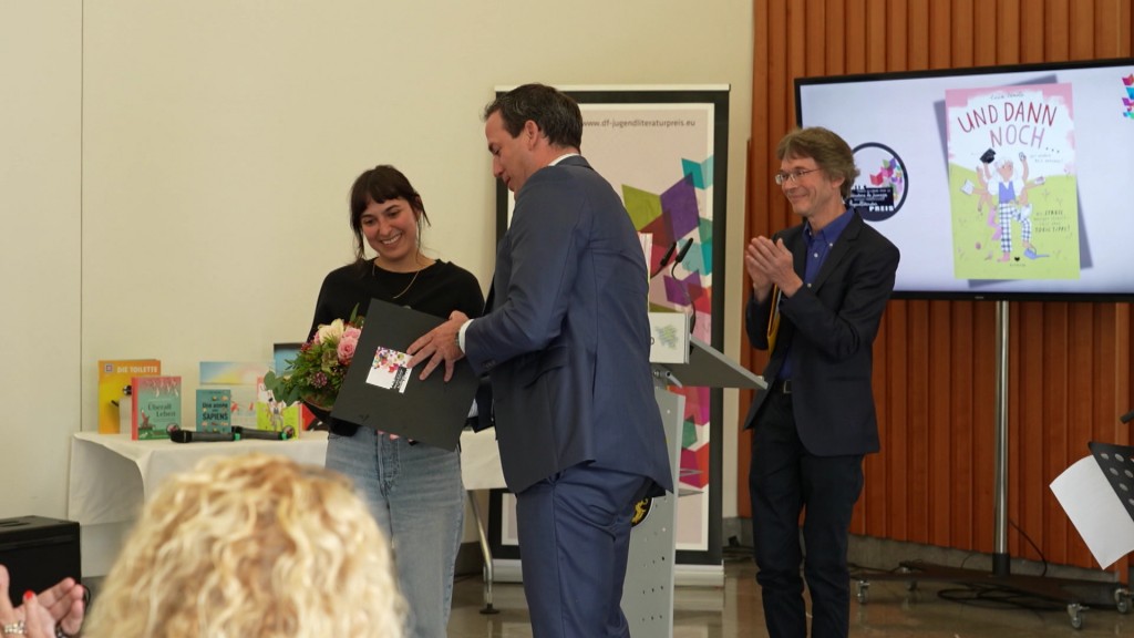 Foto: Lucia Zamolo erhält Deutsch-Französischen Jugendliteraturpreis