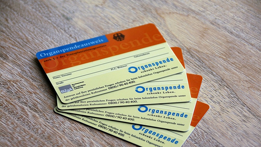 Organspendeausweise liegen auf einem Tisch